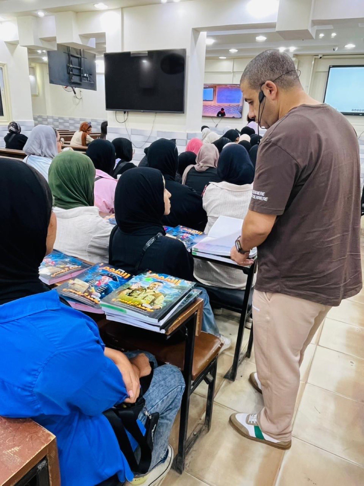 الأستاذ محمد البهنسي بين الطلاب ومعهم كتاب السهم