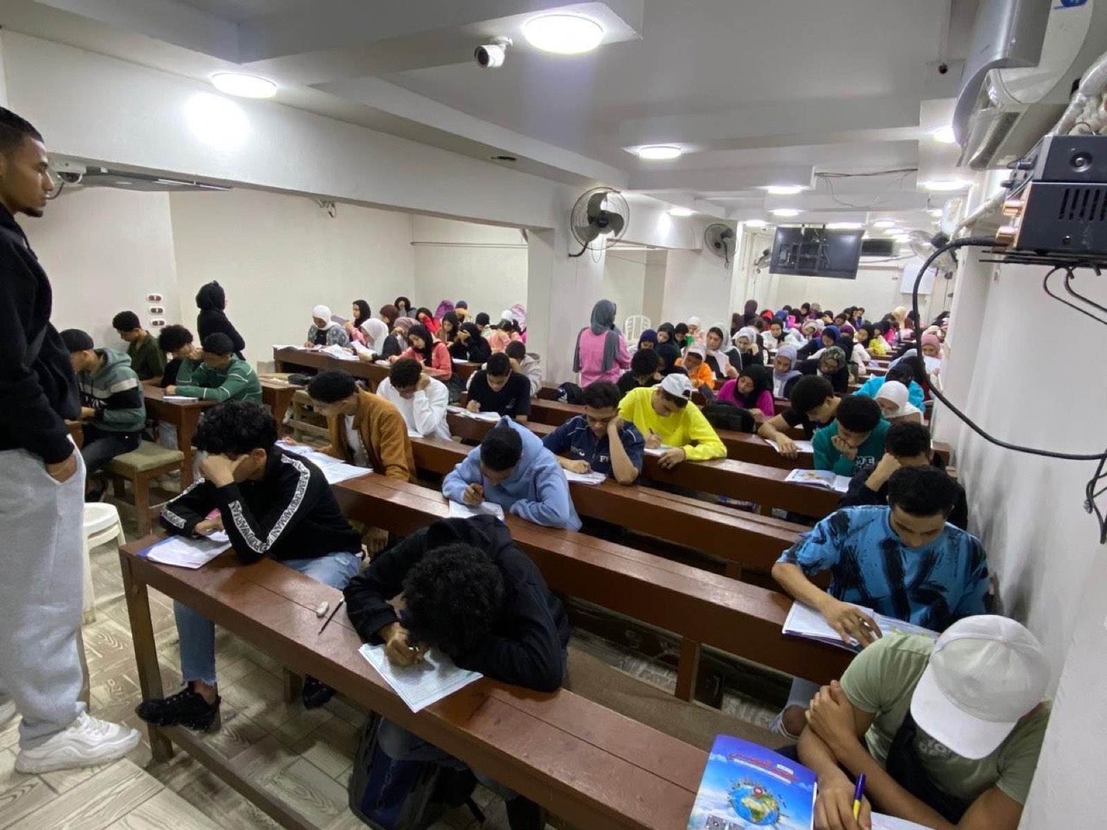 طلاب أثناء امتحان داخل قاعة السنتر