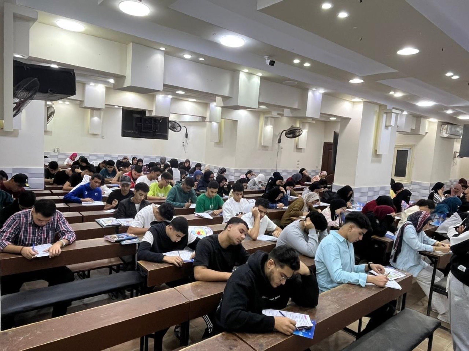 قاعة محاضرات واسعة أثناء امتحان شهري