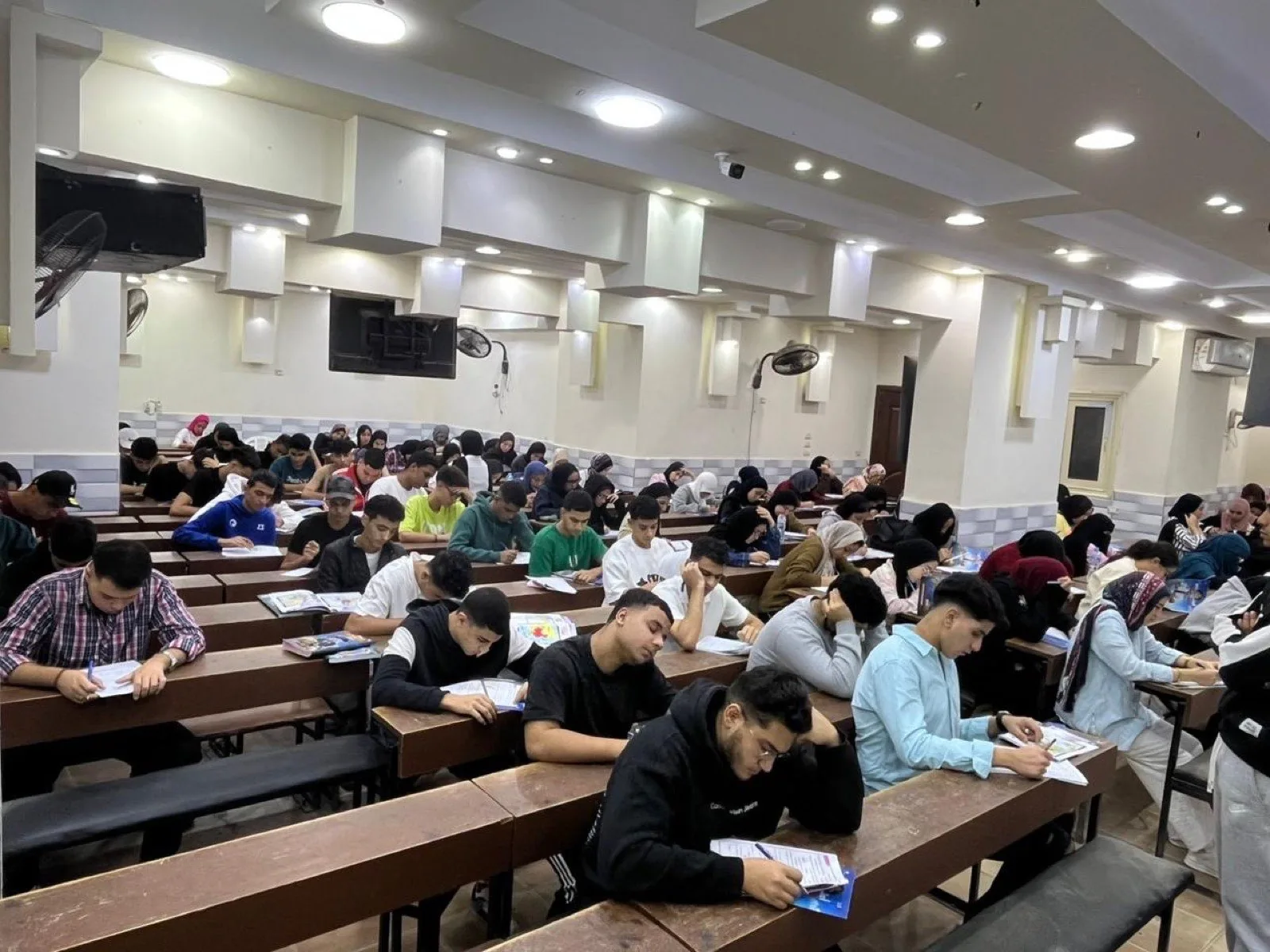 قاعة محاضرات واسعة أثناء امتحان شهري