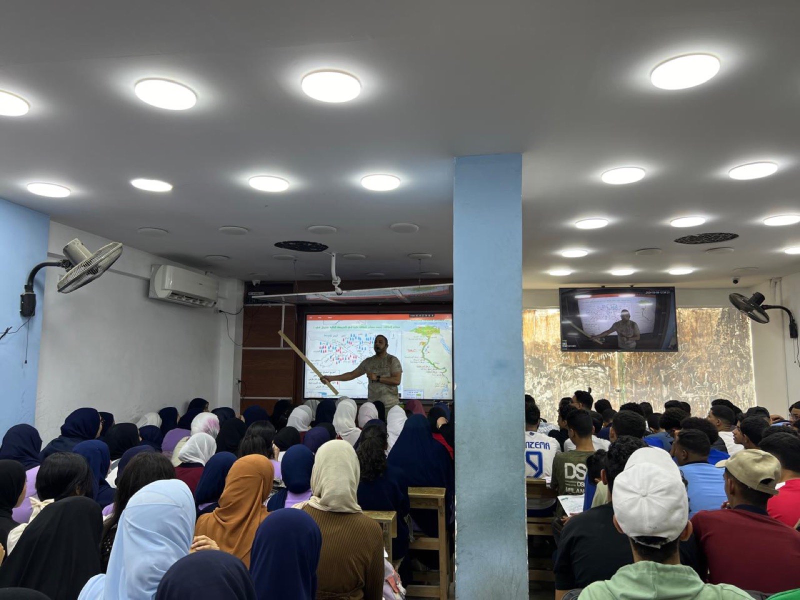 الأستاذ محمد البهنسي يشرح خريطة مصر السياسية أمام قاعة ممتلئة بطلاب الثانوية